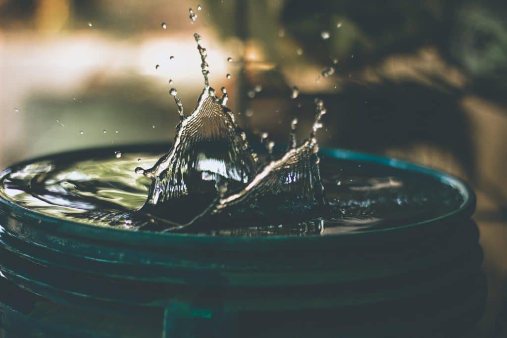 bere molta acqua per rimuovere la pelle secca dopo l'abbronzatura